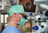 TORISCHE INTRAOKULARLINSEN Ein Service, das die Augenabteilung des Hanusch-Krankenhauses ihren Patienten seit fast fünf Jahren anbieten kann, ist die Implantation von torischen Intraokularlinsen