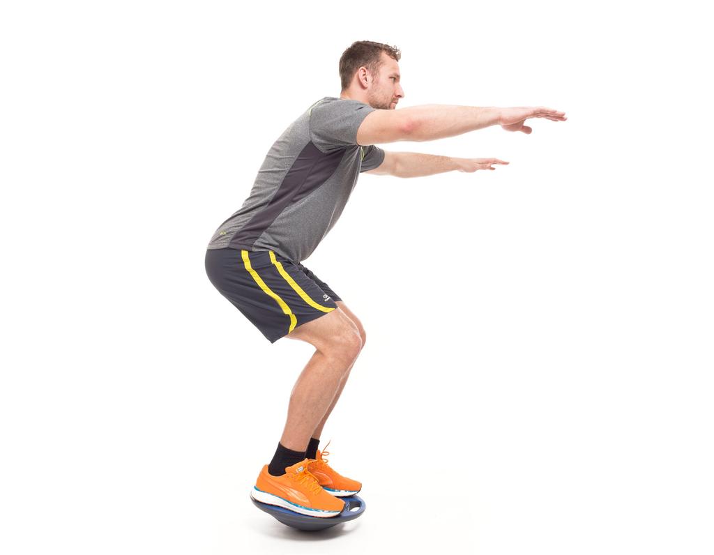 ÜBUNG #2: KNIEBEUGE Die Kniebeuge ist auch im Balance Training ein gern gesehener Klassiker zur Stärkung der Beinmuskulatur.