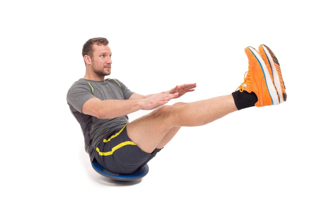Probier s einfach mal aus! Anleitung / Training #5: Setz Dich auf das Balance Board. Deine Beine beugst Du (bis etwa 90 Grad) und hebst die Füße vom Boden ab. Die Hände platzierst Du neben den Knien.