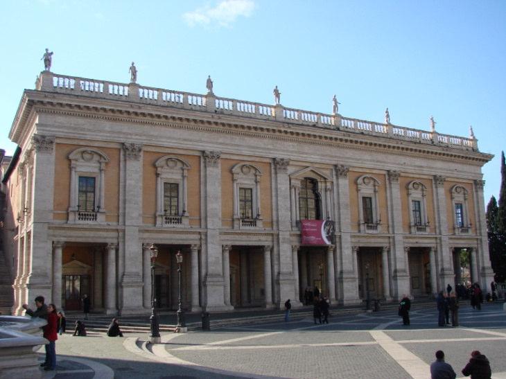 Nach der Mittagspause kommen Sie zum Kapitol, dem höchsten der sieben Hügel Roms. Die Gesamtanlage mit Piazza, Palästen, Kirchen und Treppe bezeugt die Größe und Würde der ewigen Stadt.