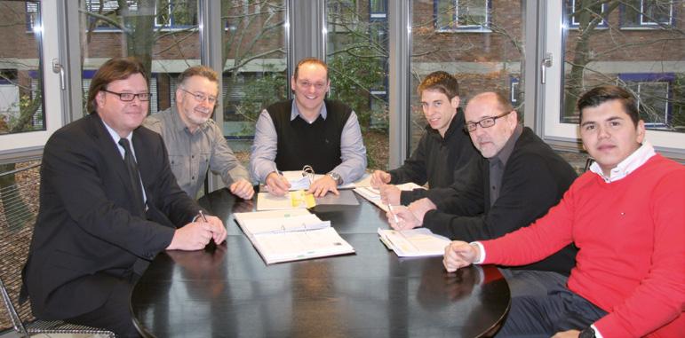13 Sitzen an einem Tisch: Stefan Winhauer (Kaufmännischer Geschäftsführer, links) und das neue Team des Zentraleinkaufs v.l.n.r. Paul Zacharias (Facheinkauf Lager/ Ltg.