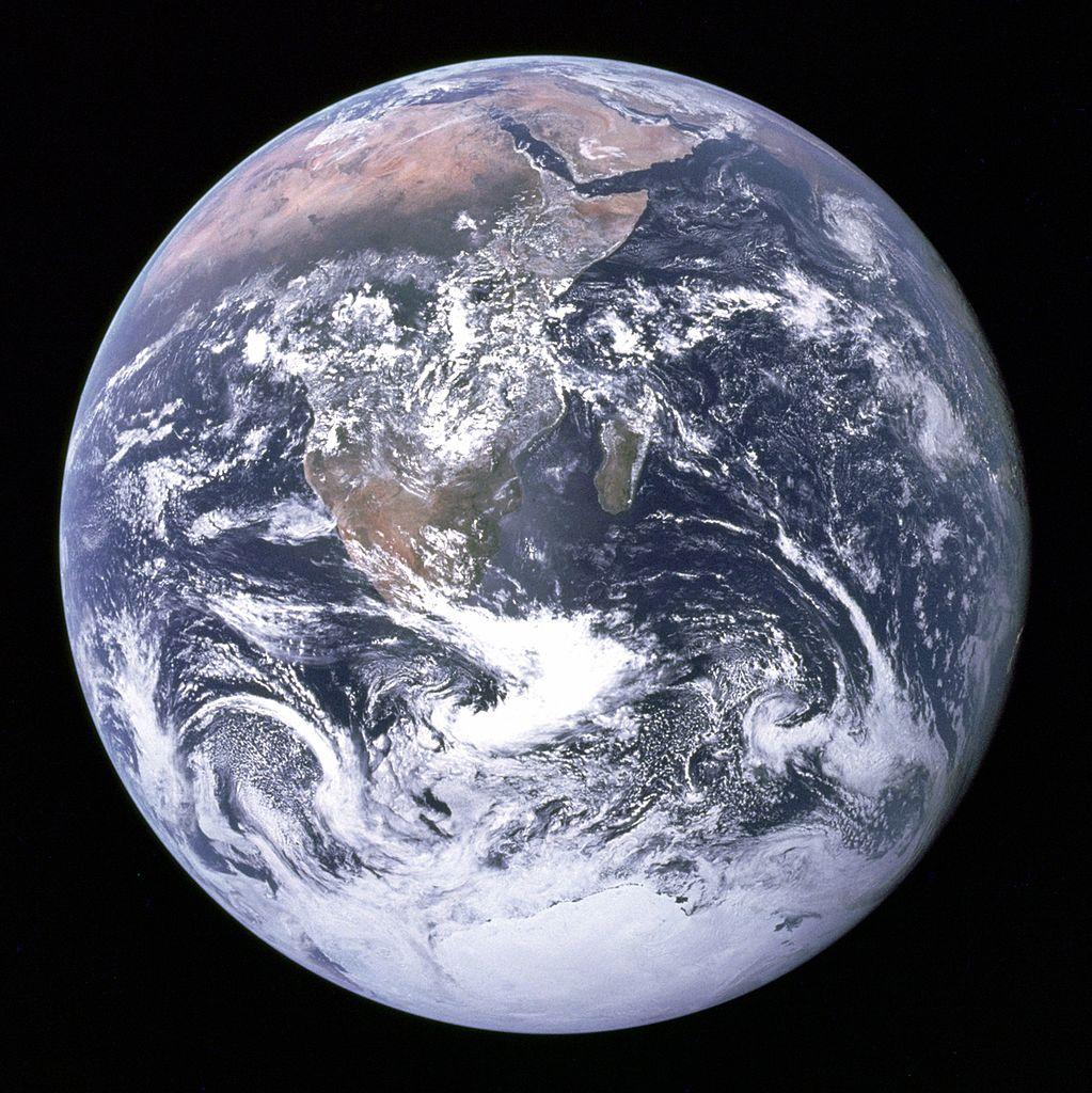 Die inneren Planeten: Erde Durchmesser 12 756,3 km Masse 5,974 10 24 kg mitlere Dichte 5,515 g/cm 3 RotaVonsperiode 23 h 56 min