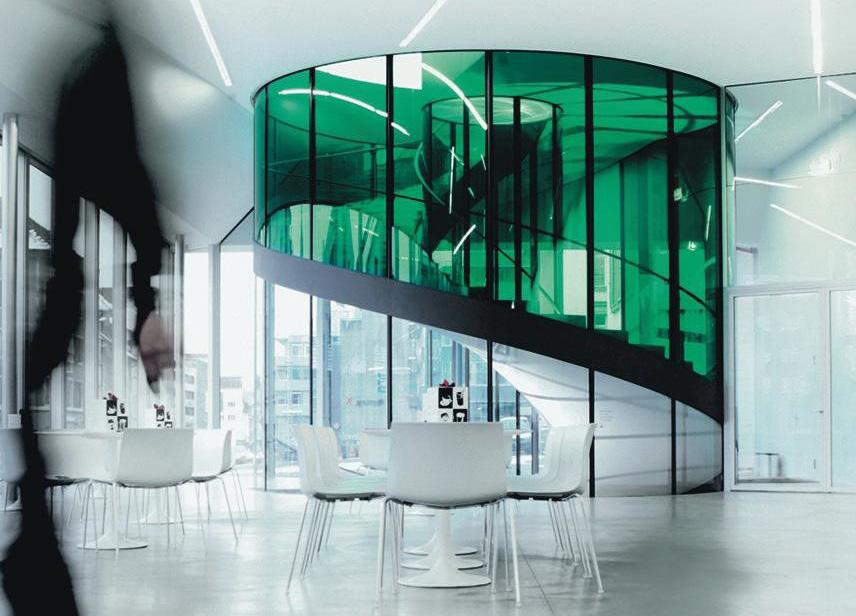 Gebogene Gläser in der modernen Architektur Überall dort, wo runde Formen eingesetzt werden, eignet sich SWISSFORM Bogenglas ausgezeichnet. Dabei hat es die gleichen Eigenschaften wie planes Glas.