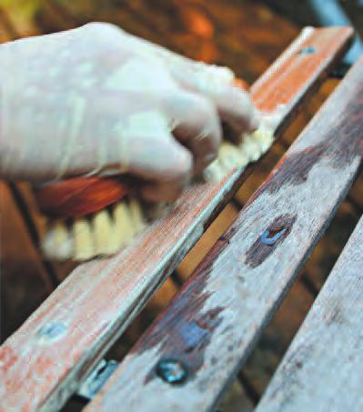 Mit dem Holzaufheller-Set kann man auch stark vergrautem, vermoostem und nicht geöltem Holz sein ursprüngliches Aussehen zurückgeben.