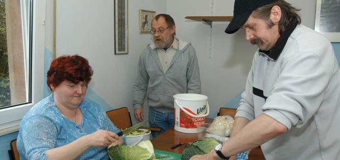 Freiwillige bereiten das Essen für die Obdachlosen in der Buschkampstraße zu. Wohnungswesen Wohngeld.