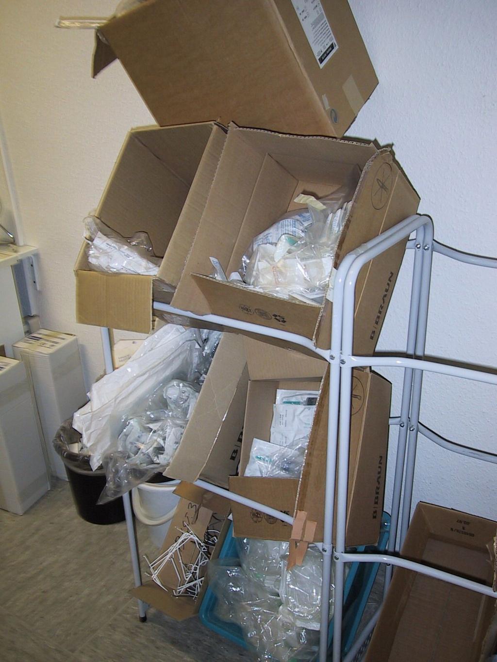 Das Bild wurde aufgenommen auf einer Intensivstation. Ihre Meinung? In den Kartons befinden sich steril verpackte Infusionsbestecke.