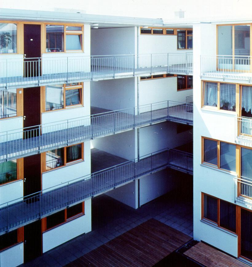 Innenhof Erschließung Erschlossen wird der Komplex über die Friedrichstraße durch ein Fenster zum Hof. Den behindertengerechten Zugang zu den Wohnungen ermöglicht der im Fenster befindliche Aufzug.