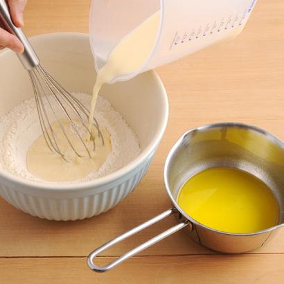 Butter bei kleiner Hitze schmelzen, beiseite stellen.