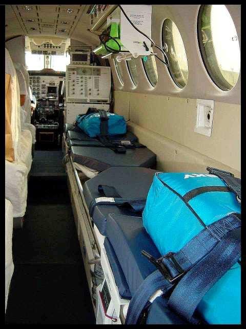 Beechcraft - Super King Air 350 (D-CADN) Medizinische Ausstattung modernste Technologie für den Intensivtransport von Patienten Beatmungsgerät: Draeger Oxylog 2000 oder 3000 Monitore: Defibrillator: