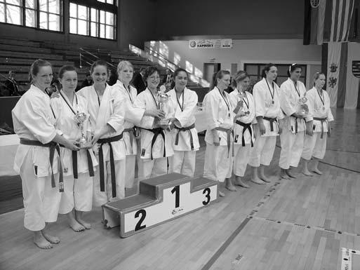 Joana Tsesmelés aus Troisdorf errang im Kumite- Einzel eine Bronze- und im Kata-Einzel eine Goldmedaille. Von 16 möglichen Goldmedaillen errang Nordrhein- Westfalen alleine schon vier.