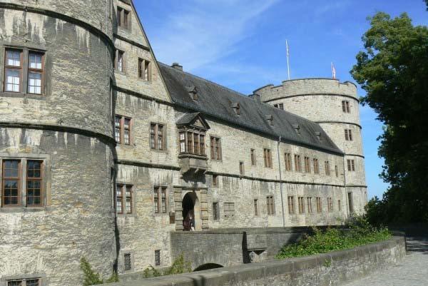 Die Schlossanlage befindet sich auf einem fast direkt nach Norden verlaufenden Bergsporn, welcher im Westen durch das Tal der Alme und im Osten durch einen Einschnitt im Gelände gebildet wird.