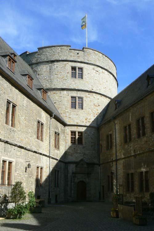 Nordturm vom Innenhof 1802 kam das Schloss in Staatsbesitz und verfiel, 1815 brannte der Nordturm ab. Danach sollte die Wewelsburg im Stile der Romantik als künstliche Ruine erhalten werden. Im 20.