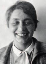 Gunta Stölzl (1897 1983), tisserande, a fait des études au Bauhaus, de 1919 à 1925, notamment chez Paul Klee.