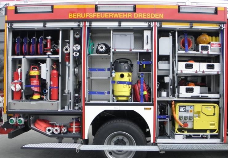 Feuerwehrtechnische Beladung Rechte Fahrzeugseite Benzin-Elektroaggregat 11 kva; Flutlichttrage mit Stativ, Scheinwerfer 2x 1.