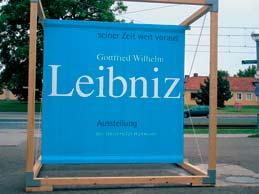 Leibniz visuell zu vermitteln ist ein schwieriges Unterfangen, besteht sein gewaltiges Erbe aus meist abstrakten, theoretischen, einem Laien sich nicht leicht erschließenden Entdeckungen und