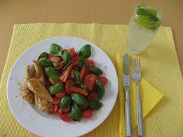 Tomatensalat (330g) mit Hähnchenbrust (100g) u. Limettenwasser.