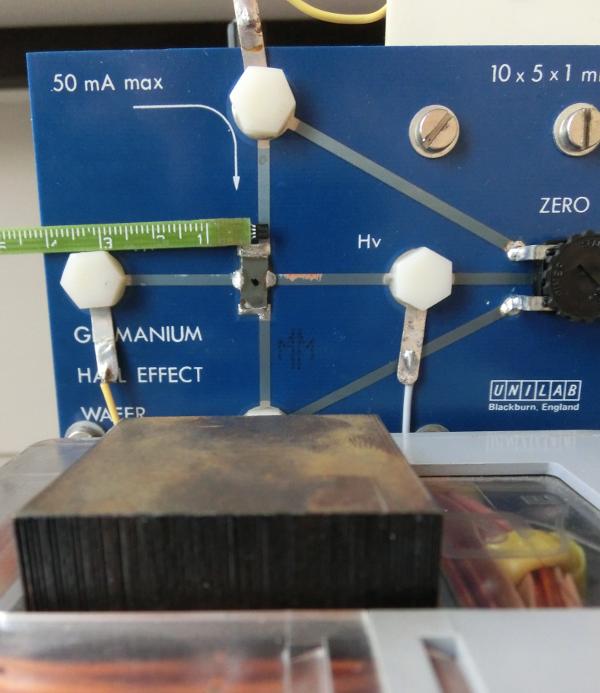 Während der Versuchsdurchführung muss der Sensor des Messgerätes sich in der Nähe der Probe befindet, um die dortige magnetische Flussdichte zu messen.