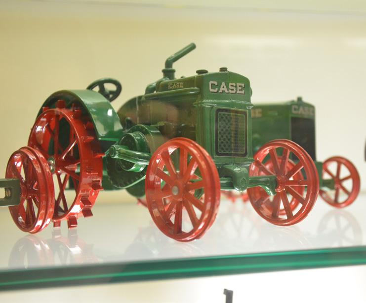 Traktoren und Modell-Auto Museum متحف الجرارات و النماذج المصغرة للسيارات In diesem Museum können Sie alte Traktoren sehen. في هذا المتحف يمكنك مشاهدة جرارات قديمة.