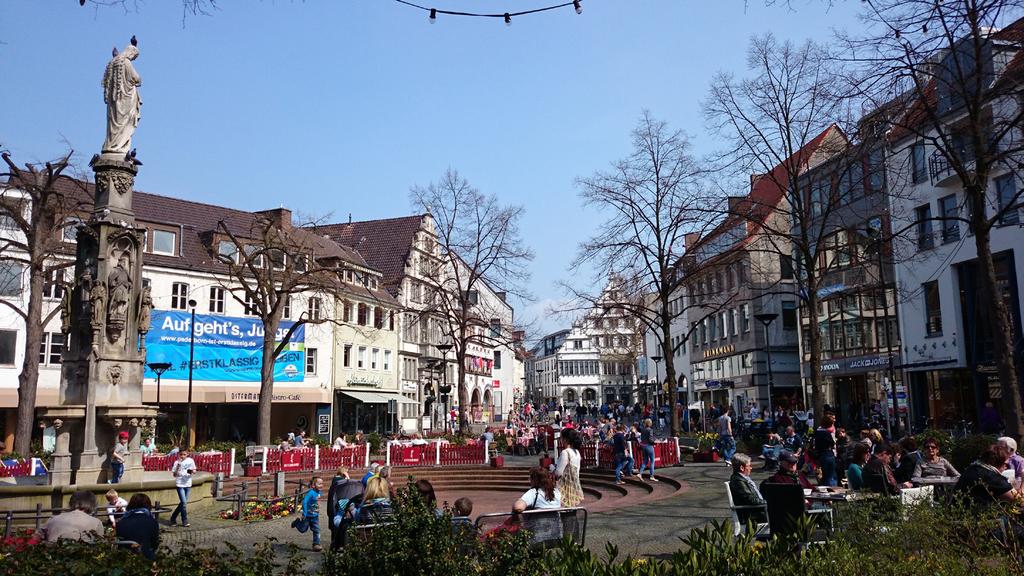 Bummeln und Einkaufen التجوال والتسوق جزء من وسط المدينة هو عبارة عن منطقة مشاة. يمكن أن يمشي الناس فيه فقط سيرا على األقدام. و ال ي سمح فيه بمرور السيارات والشاحنات.