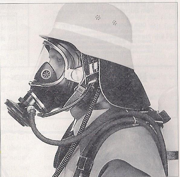 Was es bei der Berufsfeuerwehr schon länger gab, wurde bei den Freiwilligen Ende der 60er auch Standard: der schwere Atemschutz.