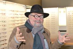 Essilor-Filiale, die sich auf Entspiegelungen für mineralische Brillengläser spezialisiert hat); darüber hinaus wurden die Brillengläser näher an seinen Augen positioniert.