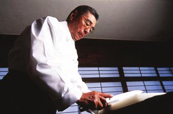 Für den perfekten Schnitt Das Schneiden von Lebensmitteln ist in der westlichen Hemisphäre ein Vorgang ohne besondere Bedeutung. In der japanischen Küche dagegen ist Schneiden Kunst.
