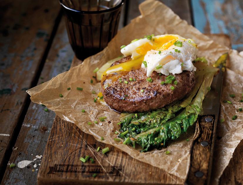 Burger aus Bio-Rindfleisch mit pochiertem Ei, Romanasalat und Schnittlauch 2 Burger The Frozen