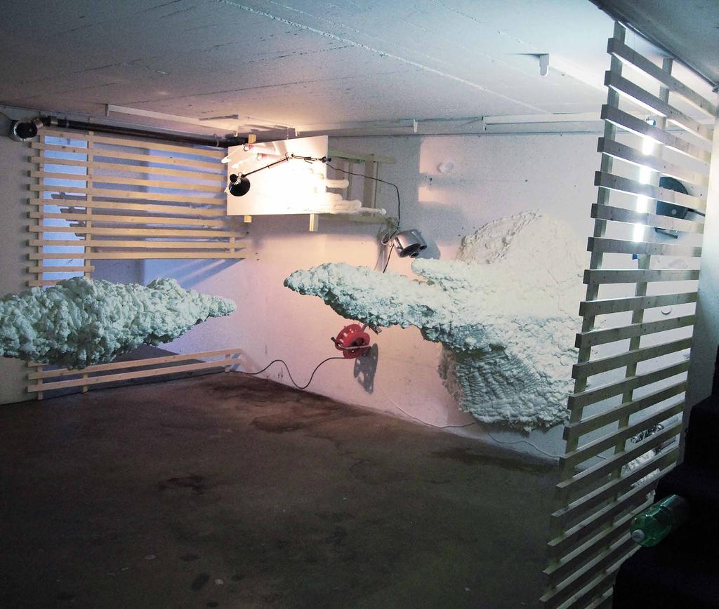Im Bunker um 3 Uhr früh 2015 Dachlatten, Gegenstände aus dem Baumarkt, Pu-Schaum, Höhe 340 cm, ausgestellt im Air Künstleratelier in Gattikon.