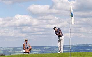 ZUSAMMENFASSUNG Eine schnelle Übersicht Die Platzerlaubnis (PE genannt) ist Voraussetzung dafür, auf einem clubinternen Golfplatz spielen zu können und einen Mitgliedsausweis mit Handicap-Nachweis zu