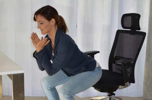 Übung zur Aktivierung des ganzen Körpers 1. Stuhl etwa einen Meter nach hinten schieben. 2.