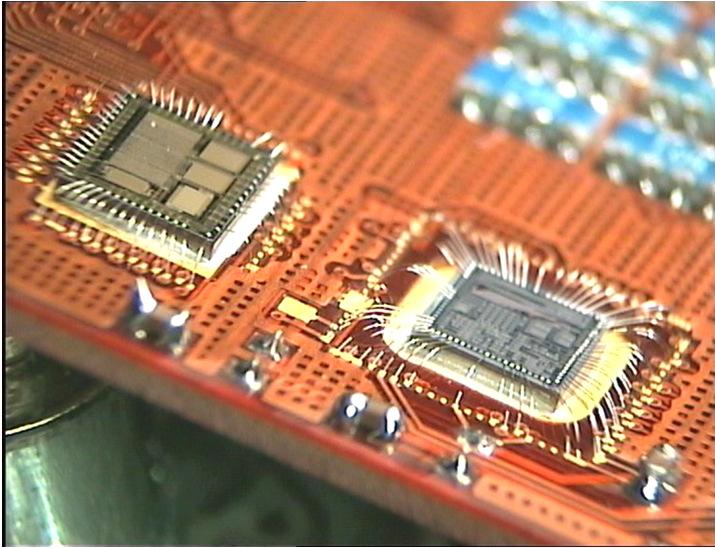 0,8mm mit ENIG- Oberfläche 2 ungehäuste Chips in Kavität