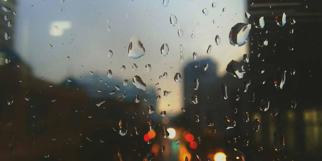 das Gefühl das Prasseln der Regentropfen am Fenster. Der leise Klang der Welt da draußen. Die Gedanken schweifen lassen. In der Nase der Geruch des frisch gerösteten Kaffees.