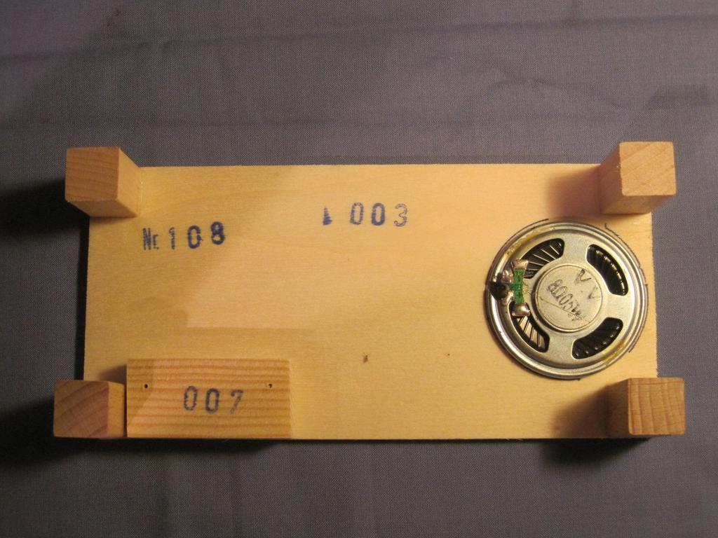 Abbildung 2: Die Holzteile für das Gehäuse. Alle Teile sind mit Nummern von 001 bis 007 nummeriert. Alle Teile werden nun an die Frontplatte (003) angeklebt.