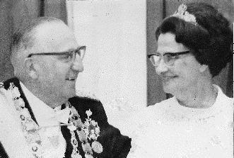 erringt damit erneut die Königskette des Vereins, die er bereits von 1955 bis 1957 getragen hat. Königin wird seine Frau Anni. Gustav Heinemann wird Bundespräsident, Willy Brandt Bundeskanzler.