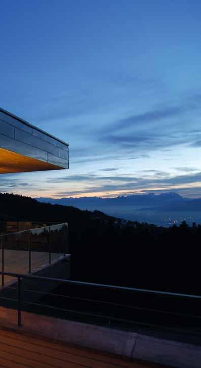 9 Architektur Stilvolles Wohnen in einer spürbaren Qualität, die nur ein Holzbau vermitteln kann am Bodensee nahe der Stadt Bregenz wurde ein Holzbau mit einem atemberaubenden Panoramablick errichtet.