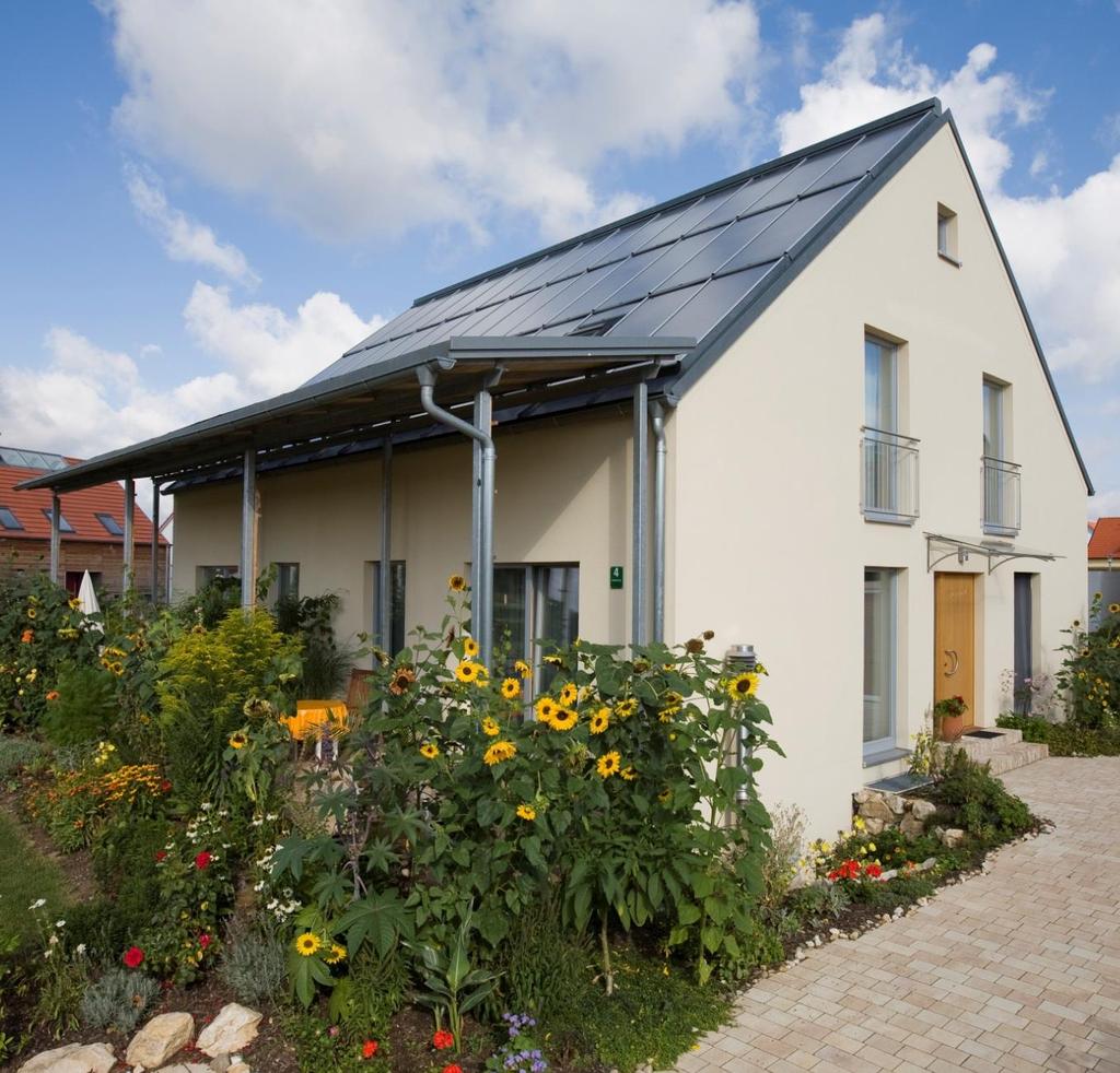 Das 1-Literhaus der Komfortklasse Bild: Sonnenhaus-Institut Ein Sonnenhaus verbraucht beim Bau und im Unterhalt extrem wenig