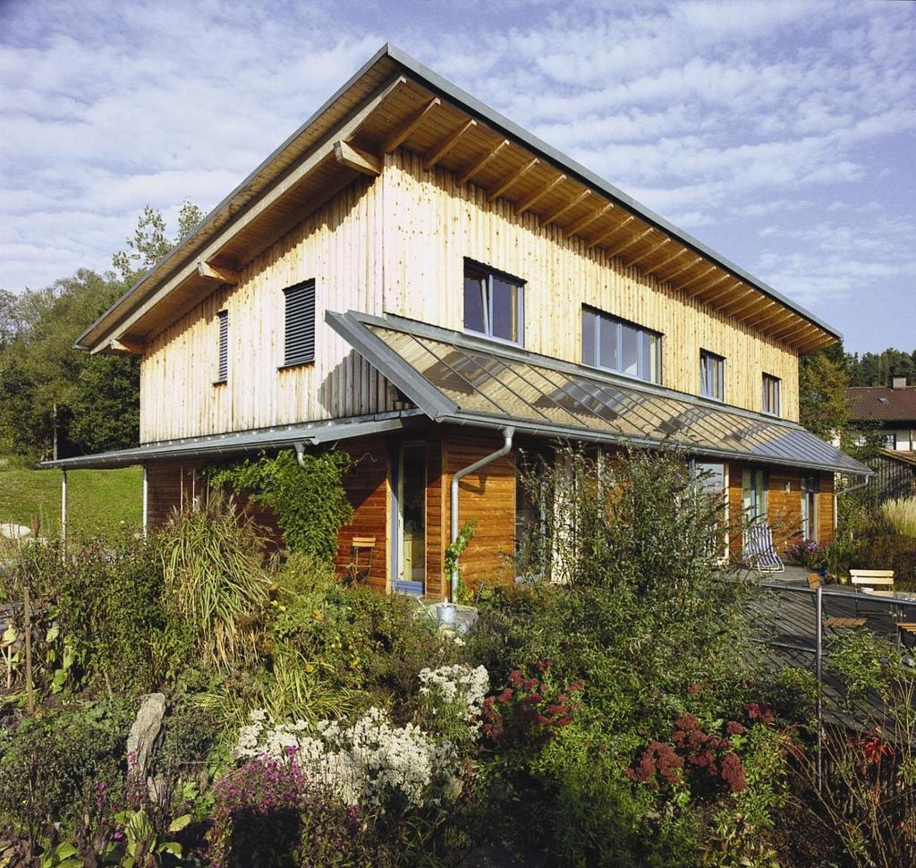 Sonnenhaus-Beispiele Sonnenhaus Birnbeck Bild: Sonnenhaus-Institut Baujahr: 2001 Zweifamilienhaus solarer Deckungsgrad: 60% Wohnfläche: 280m 2 Kollektorfläche: