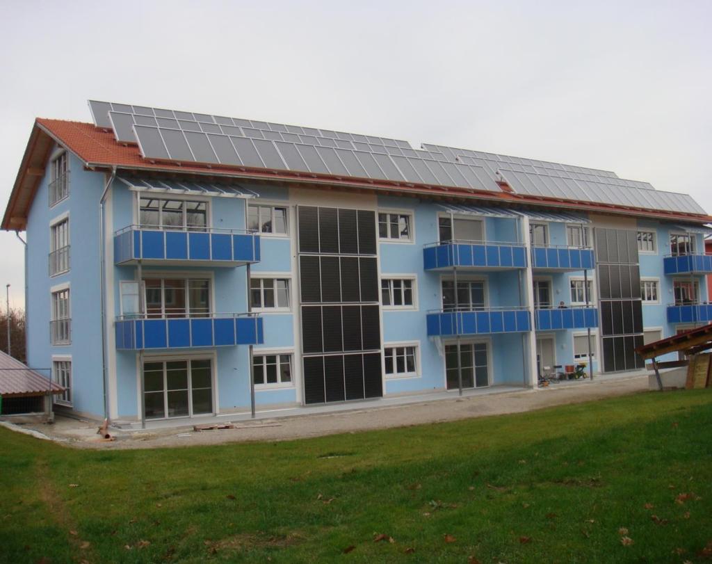 Sonnenhaus-Beispiele Mehrfamilien-Sonnenhaus in Laufen (Bayern) Baujahr: 2010 Mehrfamilienwohnhaus (12 WE) sol. Deckungsgrad: ca. 95% Wohnfläche: 1.