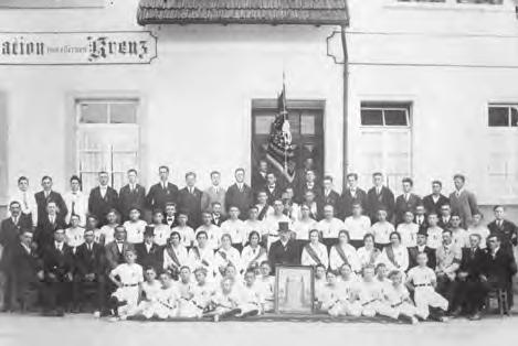 1927 15jähriges Stiftungsfest mit der neuen Fahne vor dem neuen Vereinslokal Zum eisernen Kreuz Eine Weihe der Fahne findet wohl nicht statt, da der 1926 nach Plittersdorf gekommene Pfarrer