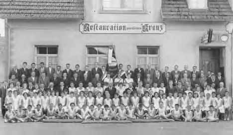 1962 Der Turnverein (150 Mitglieder) mit der neuen Fahne vor dem Vereinslokal wie 1927 1963 Der deutsch-französische Freundschafts - vertrag wird unterzeichnet. Ludwig Erhard wird Bundeskanzler.