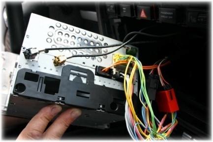 2.3. Installationsbeispiel Porsche Cayenne PCM 2.1 Zierblende um das Navigationssystem entfernen. die 4 TORX Schrauben lösen und das Gerät aus der Mittelkonsole herausziehen.