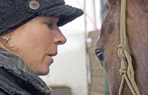 Anja hat ihr und ihrer Schwester Tina bei der Arbeit mit Capri geholfen. Capri ist Bei der Arbeit mit Pferden ist es wichtig, die eigenen Emotionen unter Kontrolle zu haben.