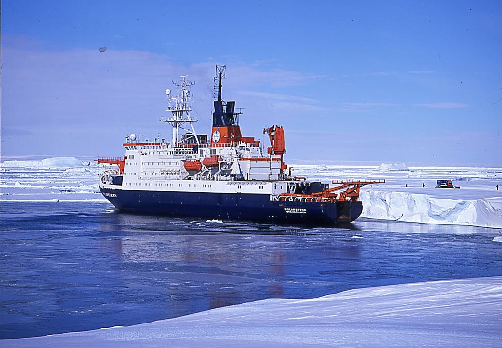 FS Polarstern an der Schelfeiskante Technische Daten Länge: 118 Meter Breite: 25 Meter Tiefgang: max 11,20 Meter Verdrängung: 17.