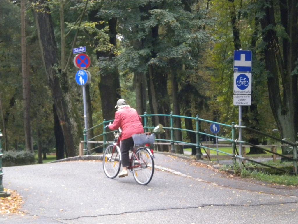 Fahrradstraße Clichystraße: Fußgängerzonen: Das Zufußgehen ist gesund, spart Kraftfahrzeugverkehr ein und erhöht die Lebensqualität der betroffenen Wohnbereiche.