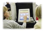 Millard Fillmore, Whig (1850-1853) Oben: Eine Beamtin in Georgia betätigt eine neue Touchscreen- Wahlmaschine im Oktober 2002. Das System wurde für den Einsatz bei den Wahlen im November vorbereitet.