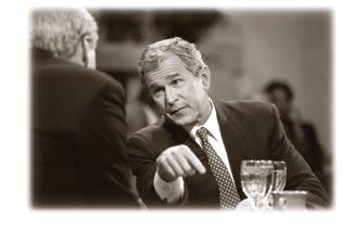 Rechts: Kandidat George W. Bush nimmt während des Präsidentschaftswahlkampfs an der Fernsehtalkshow Hardball with Christ Matthews teil. Unten: George W. Bush in der Fernsehtalkshow Meet the Press.