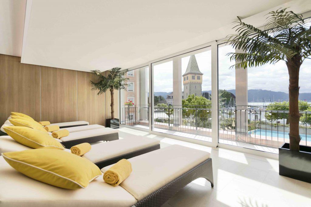 Große Kulisse Innen wie Außen Insgesamt verfu gt das Hotel Bayerischer Hof in Lindau u ber 104 großzu gig und individuell gestaltete Zimmer und Suiten.