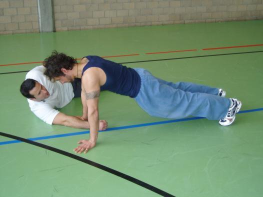 2.2 Liegestütze, 1 min Ziel und Zweck: - Messung des dynamischen Zusammenwirkens der Oberkörper- Muskulatur (Schulter, Arme, Brust) - Messung der Körperspannung des Bewerbers Ausführen einer