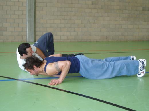 Durchführung: - Ein Instruktor hält seine Faust vertikal auf den Boden unter der Brust des Bewerbers (Messmarke / Kontrollgerät möglich) - Der Körper des Bewerbers ist während der gesamten Übung