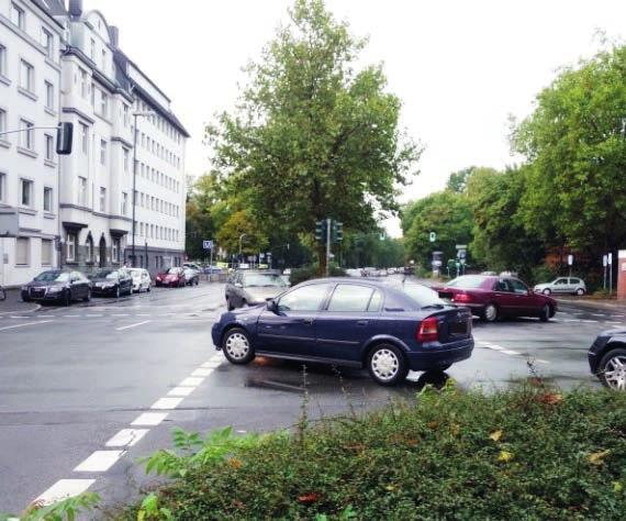 Menschen mit schwerer Seh- oder Gehbehinderung) (4) Unklare Vorfahrtsregelung (rechtsabbiegender Kraftfahrer gegenüber kreuzenden Fußgängern oder Radfahrern) an freien Rechtsabbiegestreifen (mit/ohne